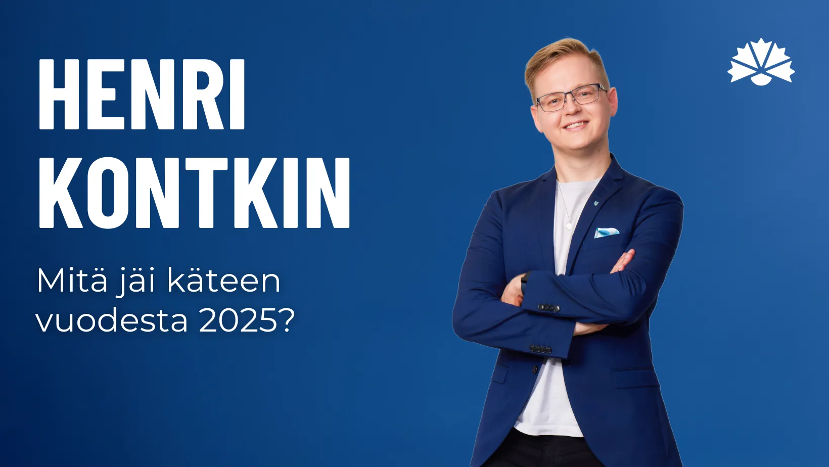 Henri Kontkin sinisessä bleiserissä ja silmälaseissa hymyilee sinisellä taustalla.